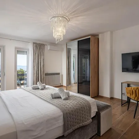 Natali With Pool And Sea View - Happy Appartement Šmrika