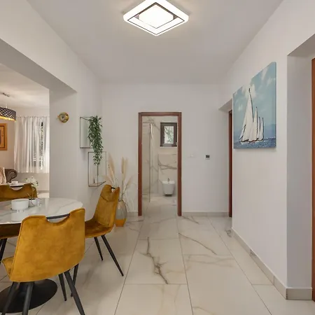 Natali With Pool And Sea View - Happy Appartement Šmrika