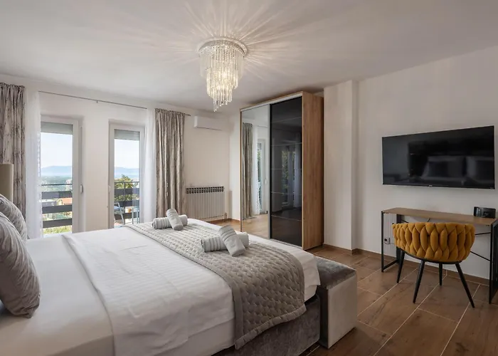 Natali With Pool And Sea View - Happy Apartment Smrika